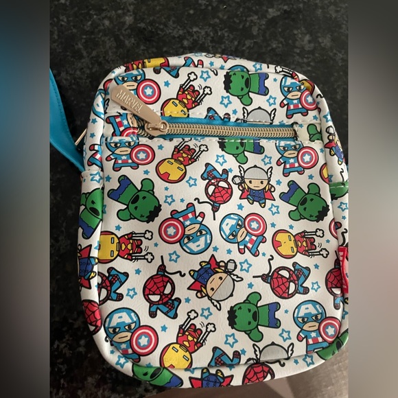 SLING BAG SUPER HEROES DISNEY STORE MARVEL AVENGERS NWT - Picture 3 of 3